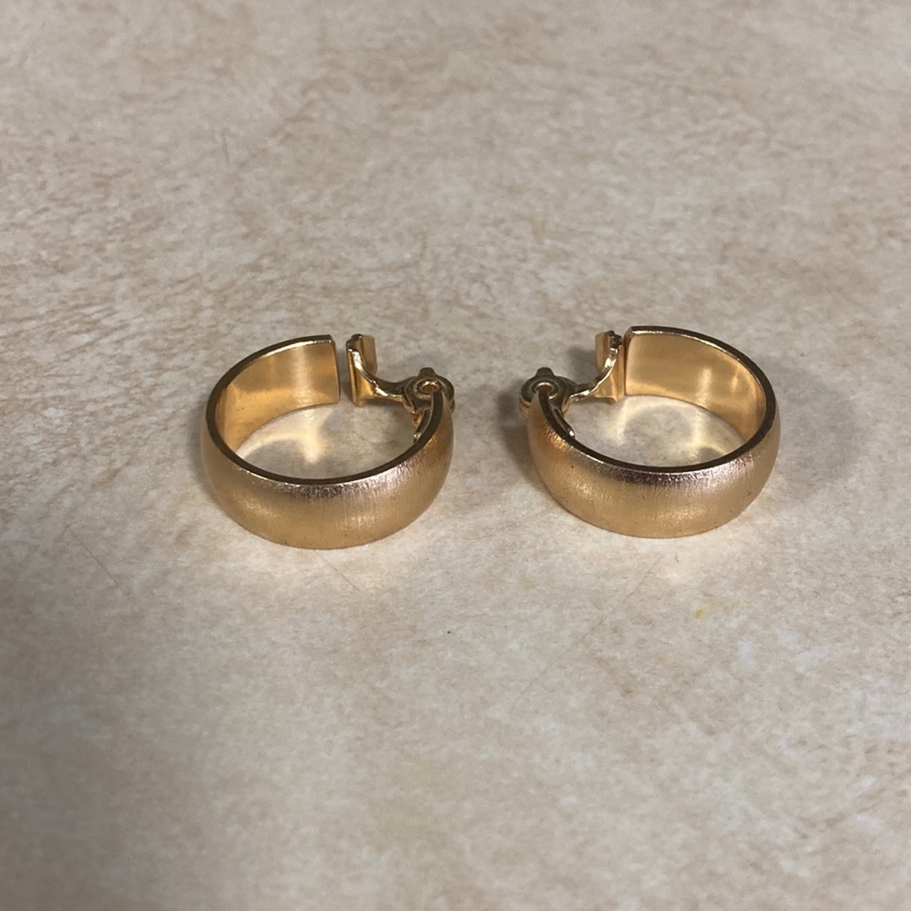Vintage Monet Gold Toned Clip On Earrings